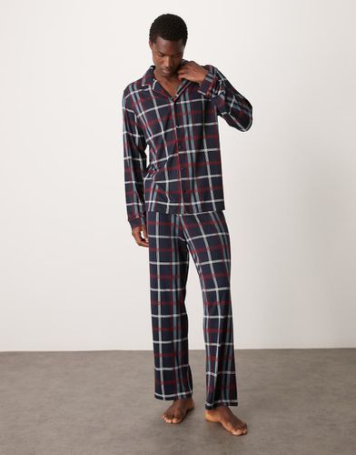 Ensemble de pyjama en polyester avec pantalon et chemise à manches longues - à carreaux - Urban Threads - Modalova