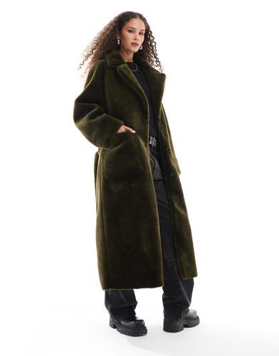 Manteau ceinturé long en effet peau de mouton - Kaki - Urbancode - Modalova