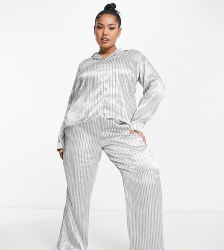 Pyjama en satin à fines rayures avec chemise et pantalon - Vero Moda Curve - Modalova