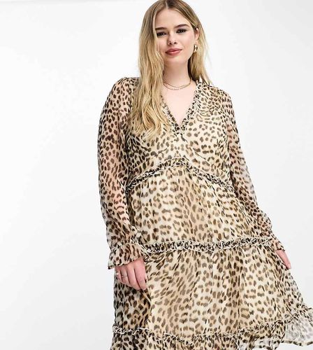 Robe courte à volants superposés et imprimé léopard - Vero Moda Curve - Modalova