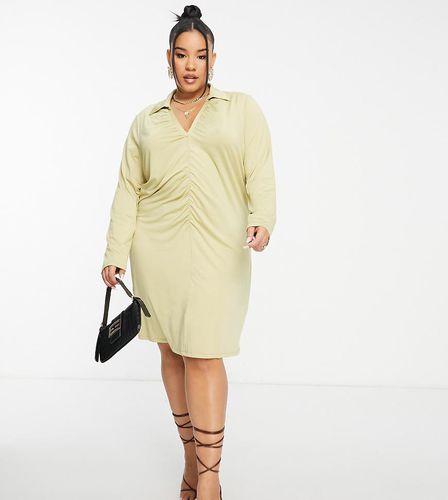 Robe chemise courte froncée sur le devant à imprimé zébré - Olive - Vero Moda Curve - Modalova