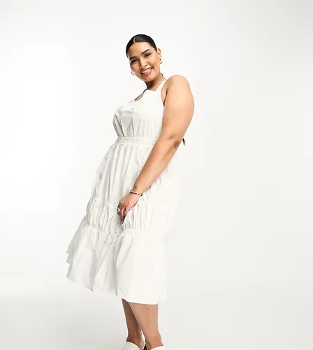 Robe longue avec bretelles croisées dans le dos - Vero Moda Curve - Modalova