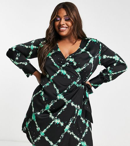 Robe portefeuille courte en satin - Imprimé vert - Vero Moda Curve - Modalova