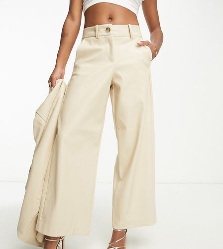 Pantalon de costume ajusté en similicuir - Crème - Vero Moda Petite - Modalova