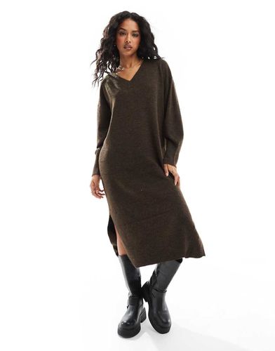 Robe mi-longue oversize à col V en maille - chocolat - Vero Moda - Modalova