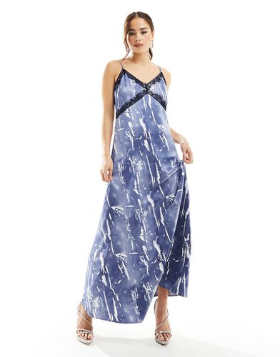 Robe nuisette longue en satin imprimé froissé avec bordures en dentelle - Vero Moda - Modalova