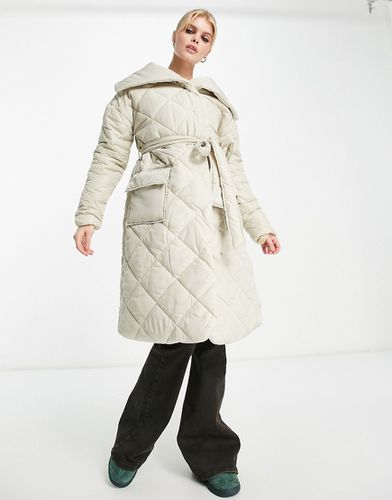 Manteau long matelassé avec col châle et ceinture - Taupe - Violet Romance - Modalova