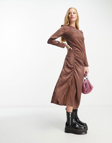 Robe mi-longue en satin froncée sur le côté - Marron - Violet Romance - Modalova