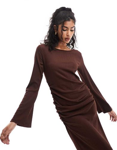 Y.A.S - Robe longue froncée sur le côté en jersey texturé à manches évasées - Chocolat - Yas - Modalova