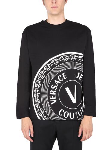 Centered v emblem t-shirt - versace jeans couture - Modalova