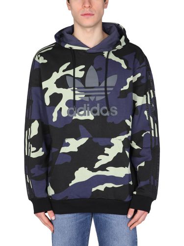 Sweatshirt with camouflage graphic print - adidas originals - Modalova