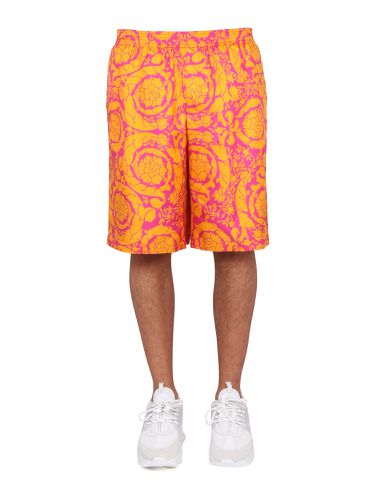 Baroque print silhouette shorts - versace - Modalova