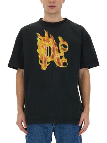 T-shirt with "burning monogram" print - palm angels - Modalova