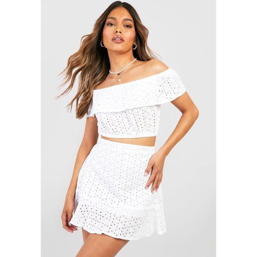 Ensemble Style Broderie Anglaise Avec Top À Épaules Dénudées Et Jupe - boohoo - Modalova