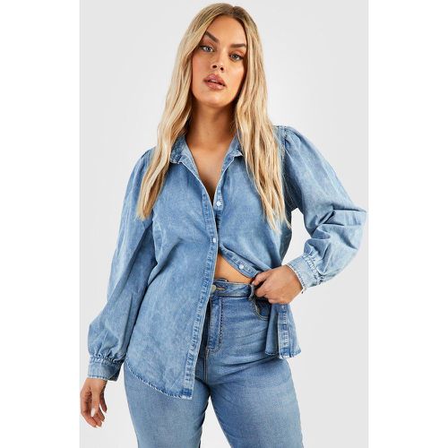 Grande Taille - Chemise En Jean Délavé À Manches Bouffantes - boohoo - Modalova