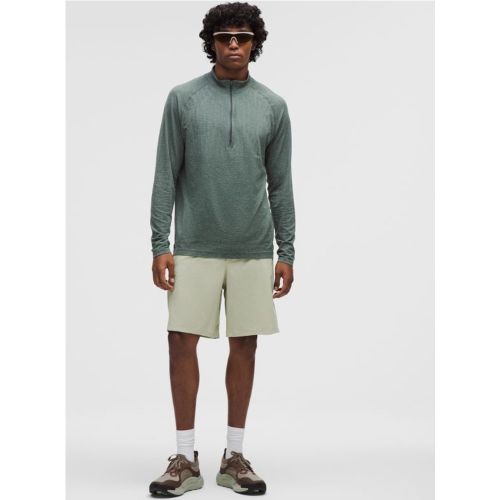 Allié de choix pour courir, vous entraîner ou vous étirer, ce short multisport léger est une pièce ultra polyvalente. Ses poches zippées permett - 157689522 - Modalova