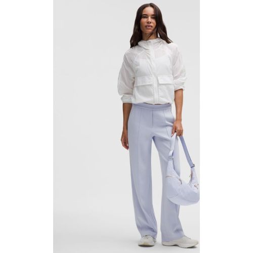 Look habillé, sensation décontractée. Ce pantalon habillé, aussi doux qu’une peau de pêche, apporte le confort d’un pyjama au travail et en v - 157709049 - Modalova