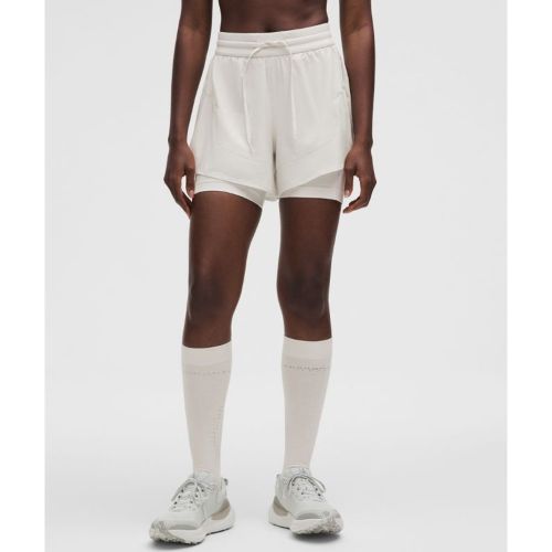 Associant art et innovation, chaque pièce de cette collaboration fait bouger les limites pour créer un nouveau type de mouvement. Les tissus contras - 156480985 - Modalova