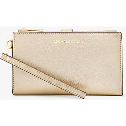 MK Portefeuille Adele en cuir métallisé pour smartphone - DORÉ PÂLE(OR) - Michael Kors - MICHAEL Michael Kors - Modalova