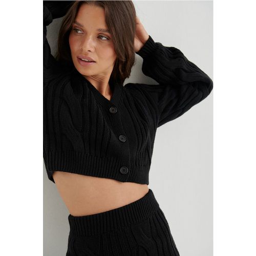 Cardigan tricoté en maille torsadée - Black - Anna Briand x NA-KD - Modalova