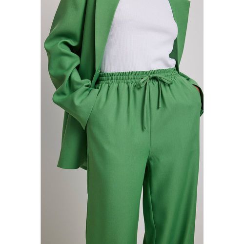 Pantalon classique à taille élastique - Green - Klara Montes x NA-KD - Modalova