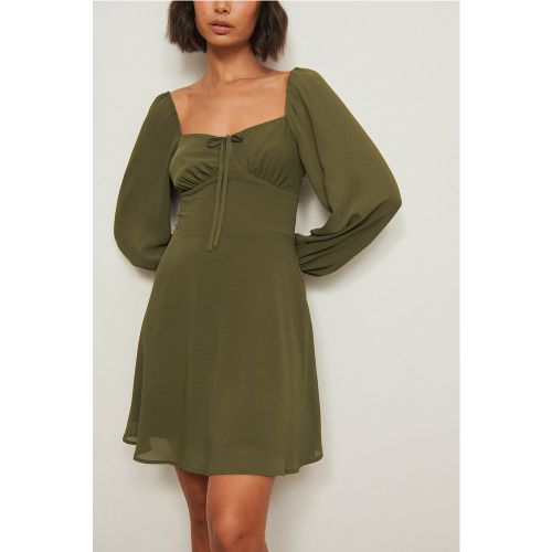 Robe nouée à manches longues en matière recyclée - Green - Pamela x NA-KD Reborn - Modalova