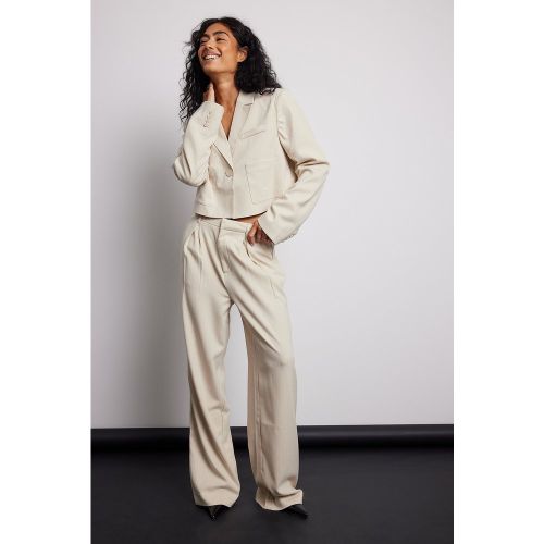 Pantalon taille haute à fines rayures - Beige,Stripe - Mimi A.R x NA-KD - Modalova