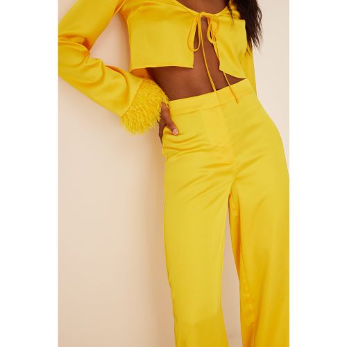 Pantalon fluide large en satin - Yellow - NA-KD - Modalova