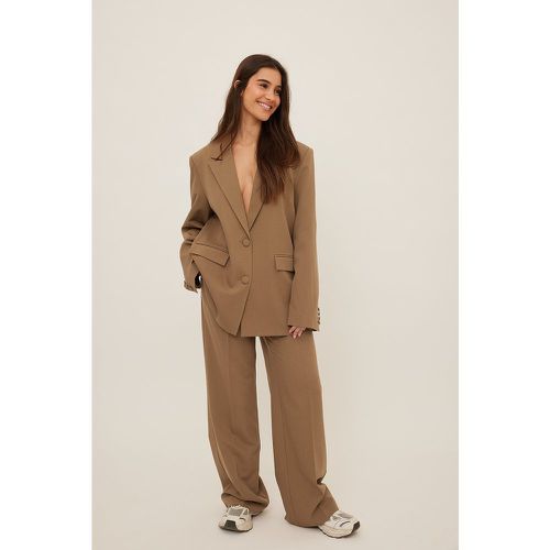 Pantalon de costume long coupe large - Brown - Romee Strijd x NA-KD - Modalova