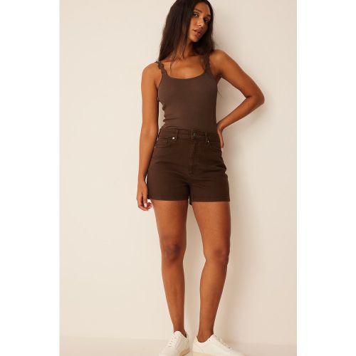 Short en jean noué au dos - Brown - Pamela x NA-KD Reborn - Modalova