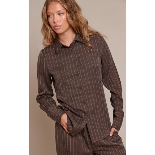 Chemise tissée à fines rayures et boutons asymétriques | Taille 38 - PrettyLittleThing - Modalova