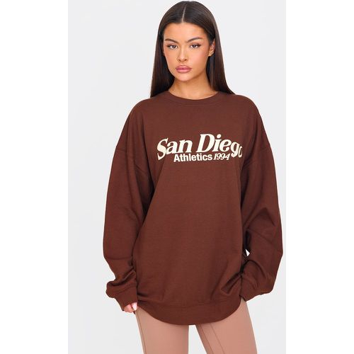 Sweat chocolat imprimé "San Diego Athletics" - PrettyLittleThing - Modalova