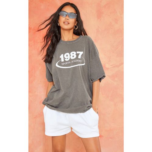 T-shirt gris pierre délavé imprimé 1987 Sports Academy - PrettyLittleThing - Modalova