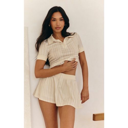 Mini jupe-short texturée à boutons - PrettyLittleThing - Modalova