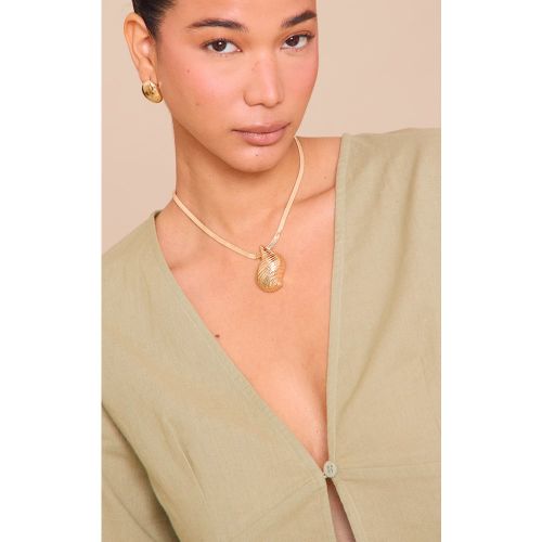 Collier doré à pendentif texturé coquillage - PrettyLittleThing - Modalova