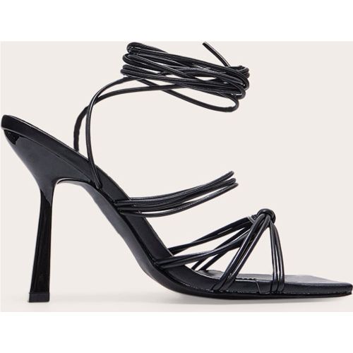Sandales carrées pointure large à brides nouées et lacées et talon haut - PrettyLittleThing - Modalova