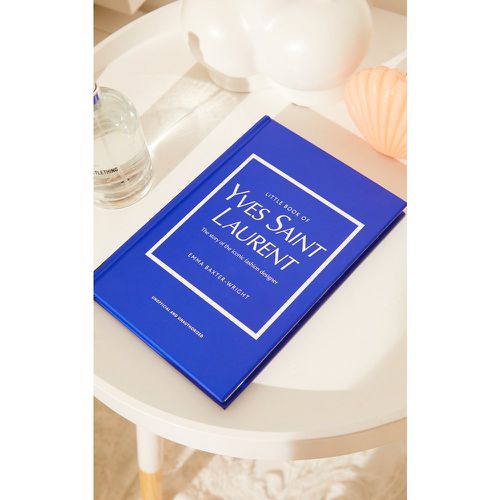 Le petit livre de Yves Saint Laurent édition anglaise - PrettyLittleThing - Modalova