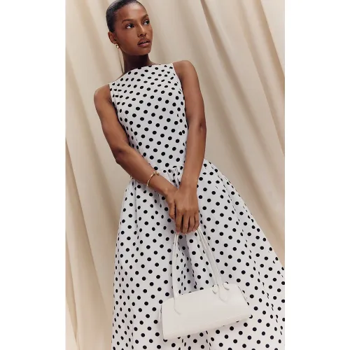 Robe mi-longue et blanche à pois et taille tombante, & - PrettyLittleThing - Modalova