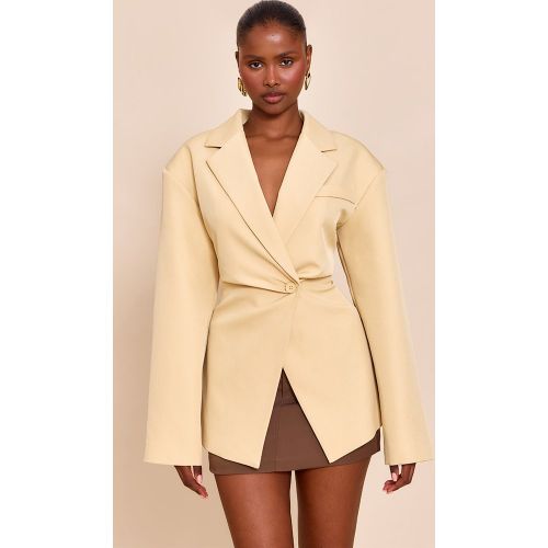Blazer de tailleur crème au beurre à taille cintrée - PrettyLittleThing - Modalova
