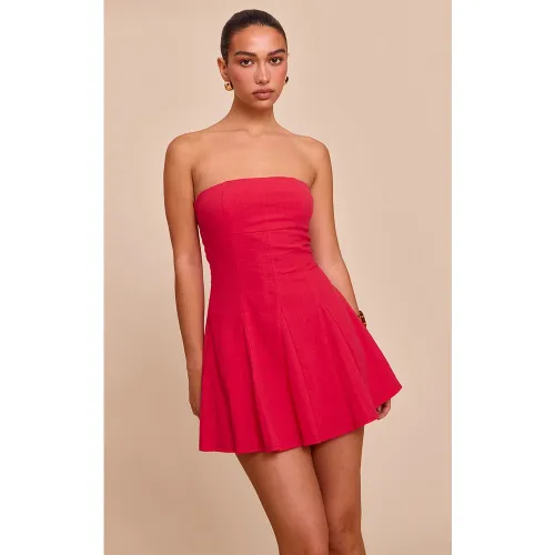 Robe bustier droite plissée - PrettyLittleThing - Modalova