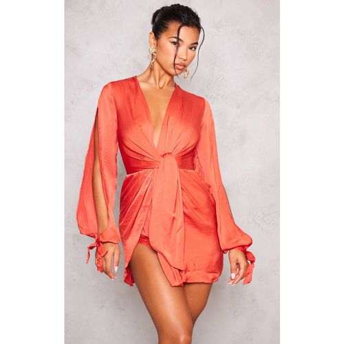 Robe portefeuille satinée torsadée devant - PrettyLittleThing - Modalova