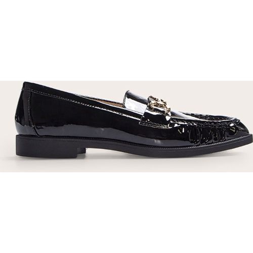 Mocassin Vernis avec Détail Boucle Dorée - PrettyLittleThing - Modalova