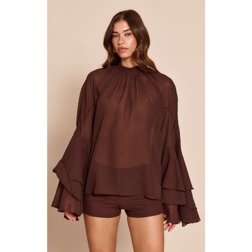 Blouse en mousseline de soie chocolat à col montant et manches volantées - PrettyLittleThing - Modalova