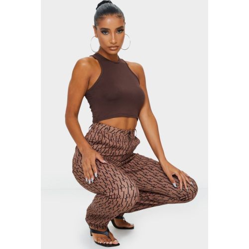 Crop top basique en jersey marron à dos nageur - PrettyLittleThing - Modalova