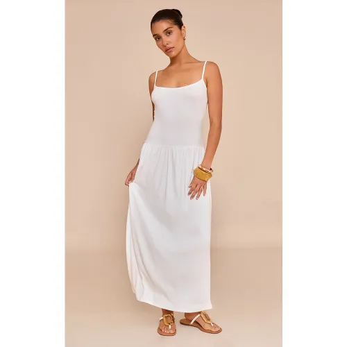 Petite Robe longue fluide côtelée blanche à bretelles fines - PrettyLittleThing - Modalova