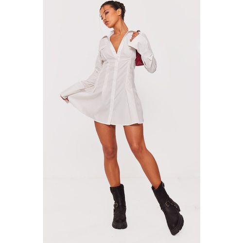 Robe chemise en coton popeline blanche plissée à manches évasées - PrettyLittleThing - Modalova