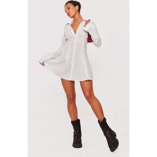 Robe chemise en popeline de coton blanche plissée à manches évasées - PrettyLittleThing - Modalova