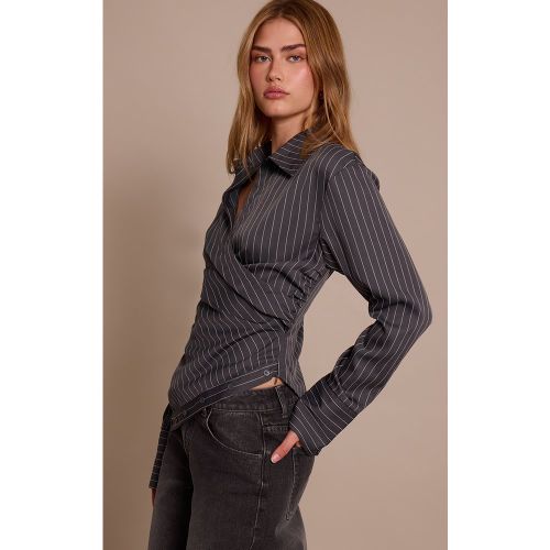 Chemise cache-coeur froncée à fines rayures et manches longues | Taille 38 - PrettyLittleThing - Modalova