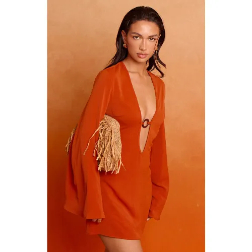 Mini robe trapèze fluide tissée à décolleté et anneau - PrettyLittleThing - Modalova