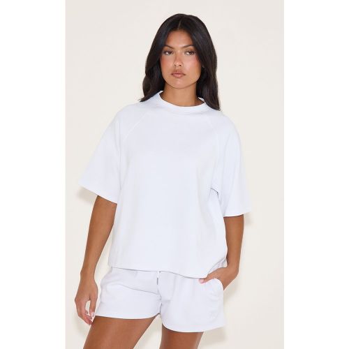 T-shirt doublé à épaules carrées et logo brodé - PrettyLittleThing - Modalova
